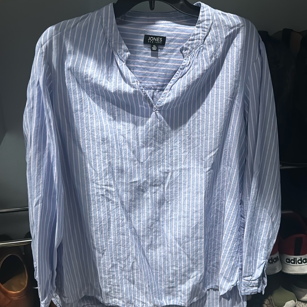 Jones New York v neck blouse